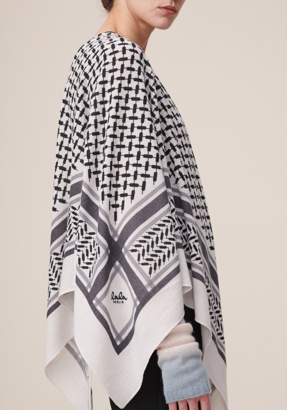 Triangle Trinity Classic halstørklæde, M - Alabastro off-white